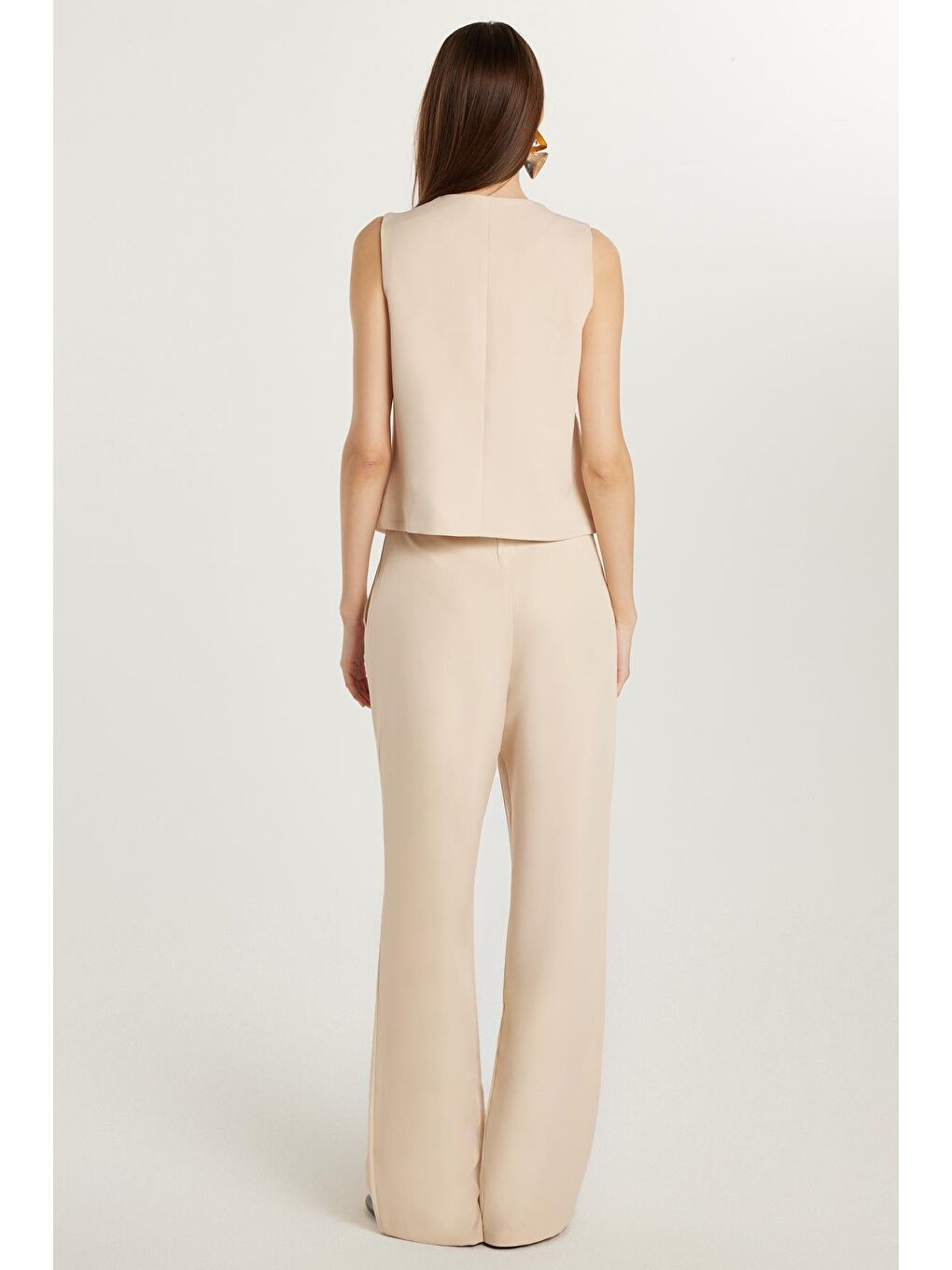 Kadın Standart Fit Sıfır Kol Kruvaze Yaka Düğmeli Bej Yelekli Pantolonlu Takım-4