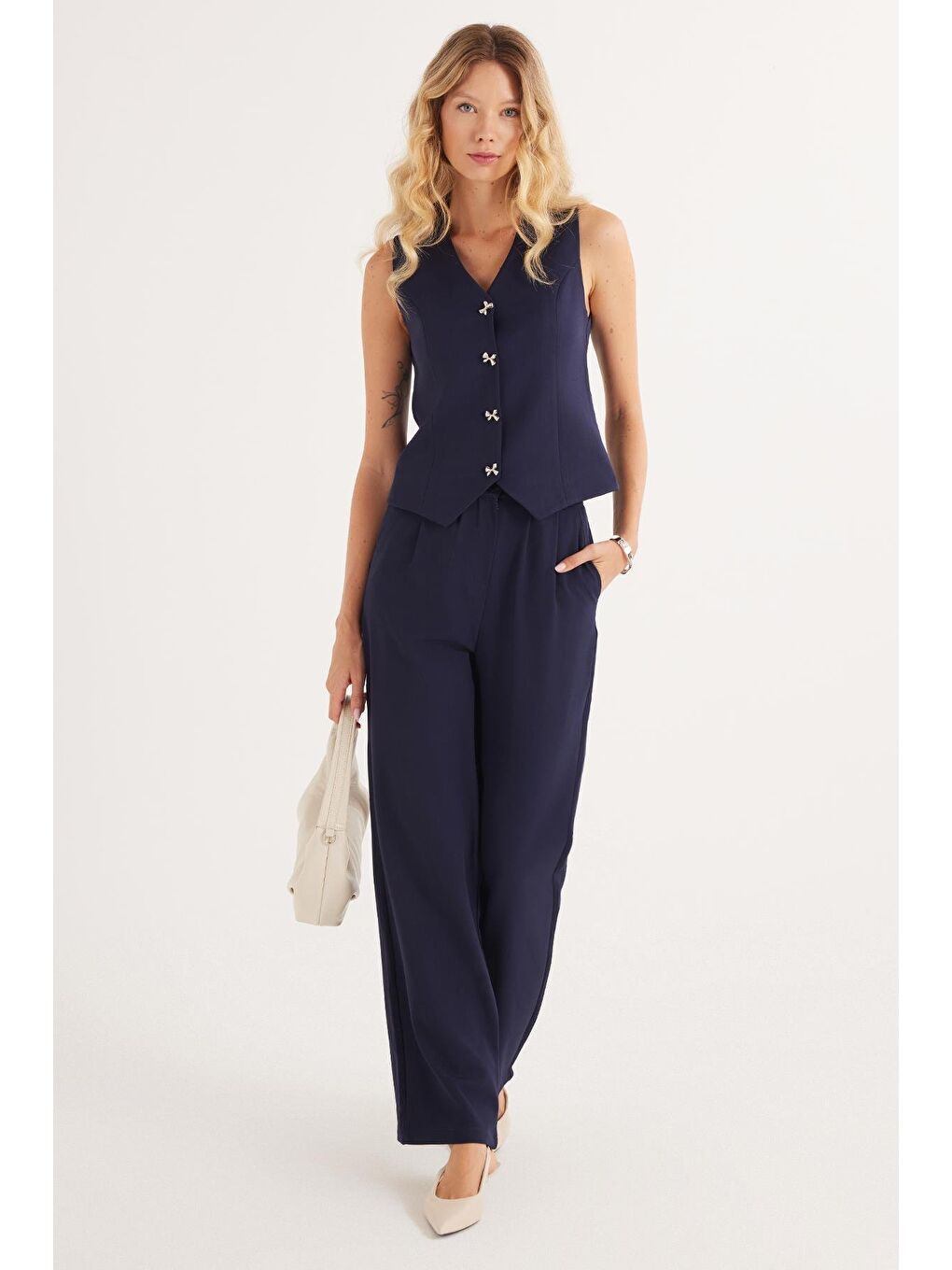 Kadın Standart Fit Sıfır Kol Kruvaze Yaka Düğmeli Lacivert Yelekli Pantolonlu Takım-4