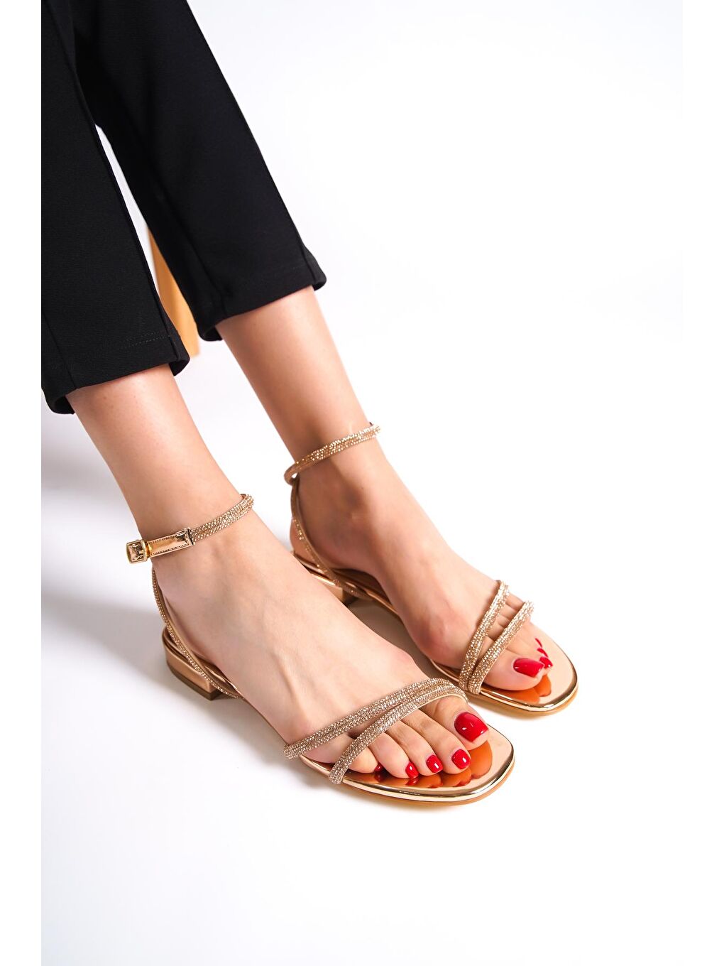 Pembe Oval Burunlu Önden Taşlı Çift Bantlı Kısa Topuklu Ayna Kumaş Kadın Sandalet