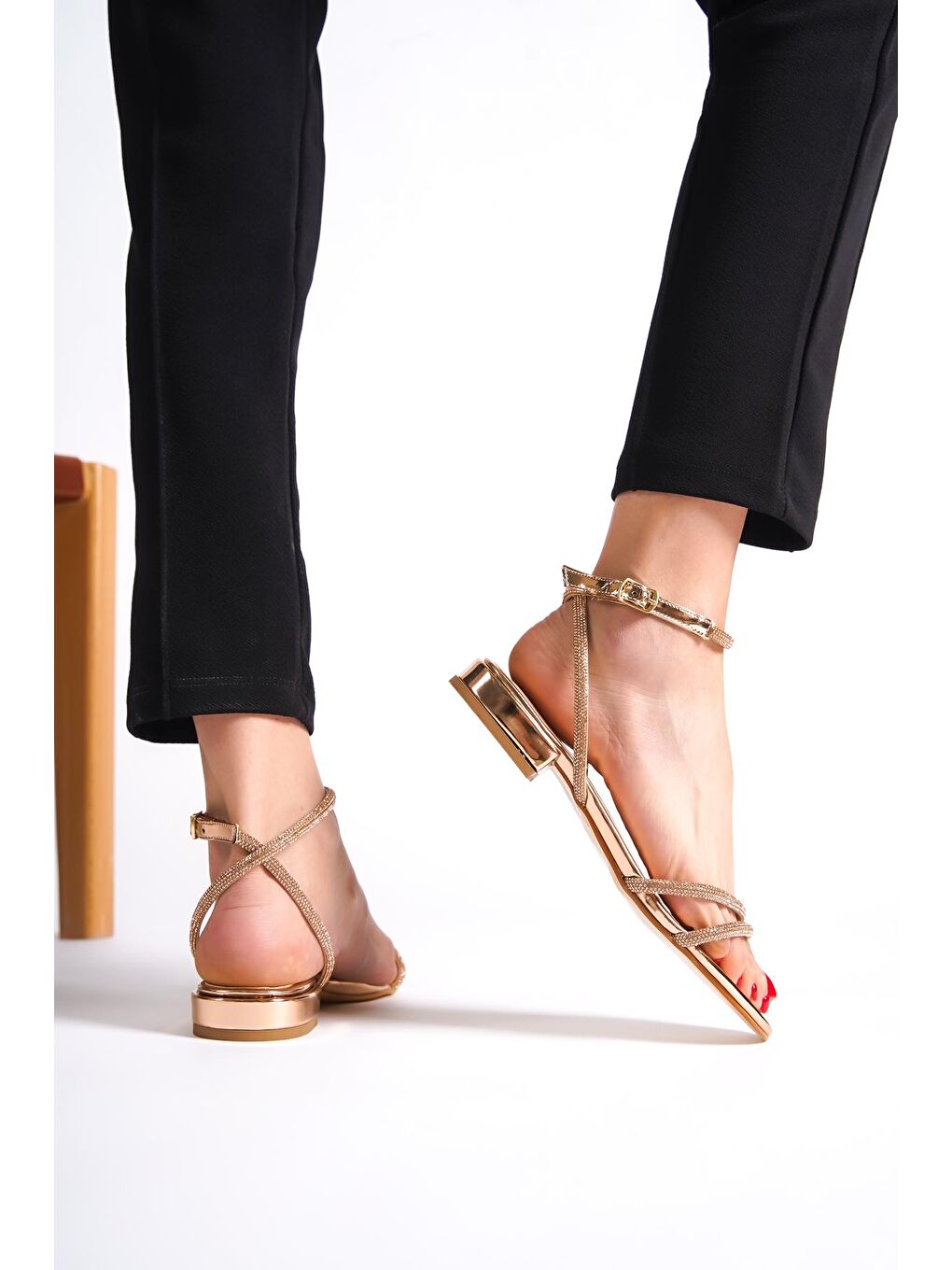 Pembe Oval Burunlu Önden Taşlı Çift Bantlı Kısa Topuklu Ayna Kumaş Kadın Sandalet-3