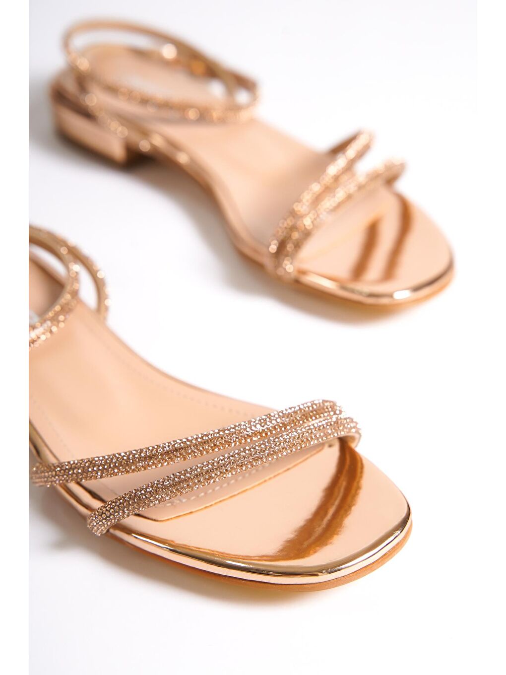 Pembe Oval Burunlu Önden Taşlı Çift Bantlı Kısa Topuklu Ayna Kumaş Kadın Sandalet-4