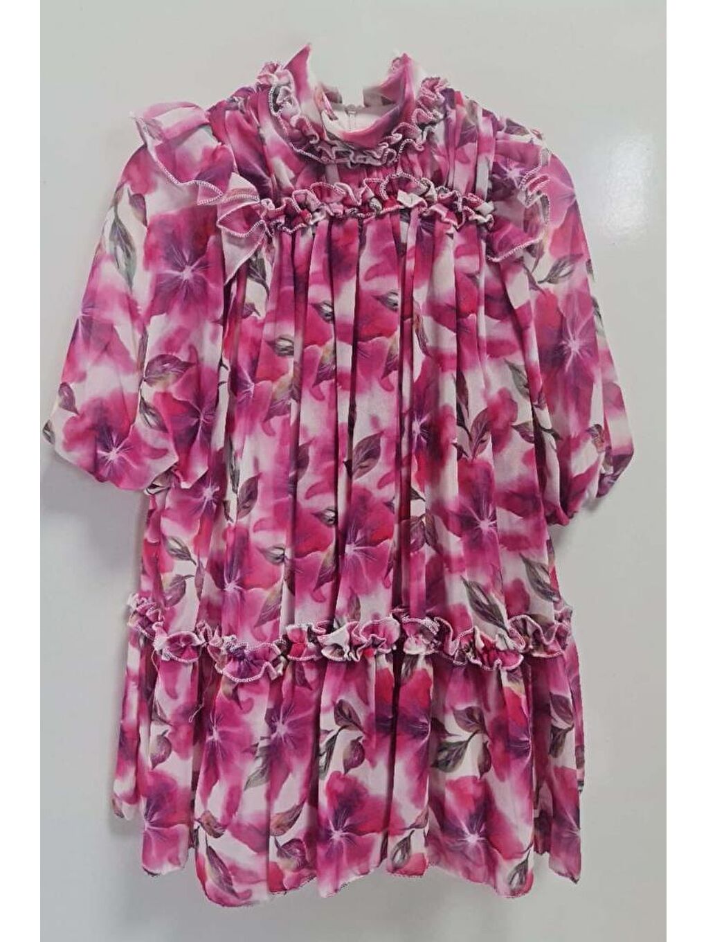 Kız Çocuk Yakası ve Omuzları Fırfır Detaylı Çiçek İşlemeli Pliseli Pembe Elbise