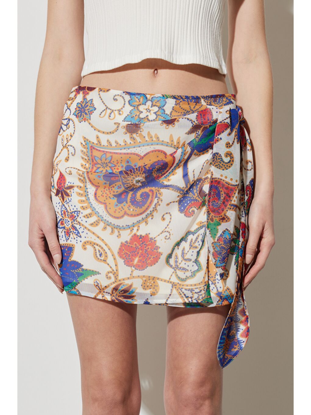 Karışık Regular Fit Normal Kesim Yüksek Bel Yandan Bağlamalı Kısa Etek