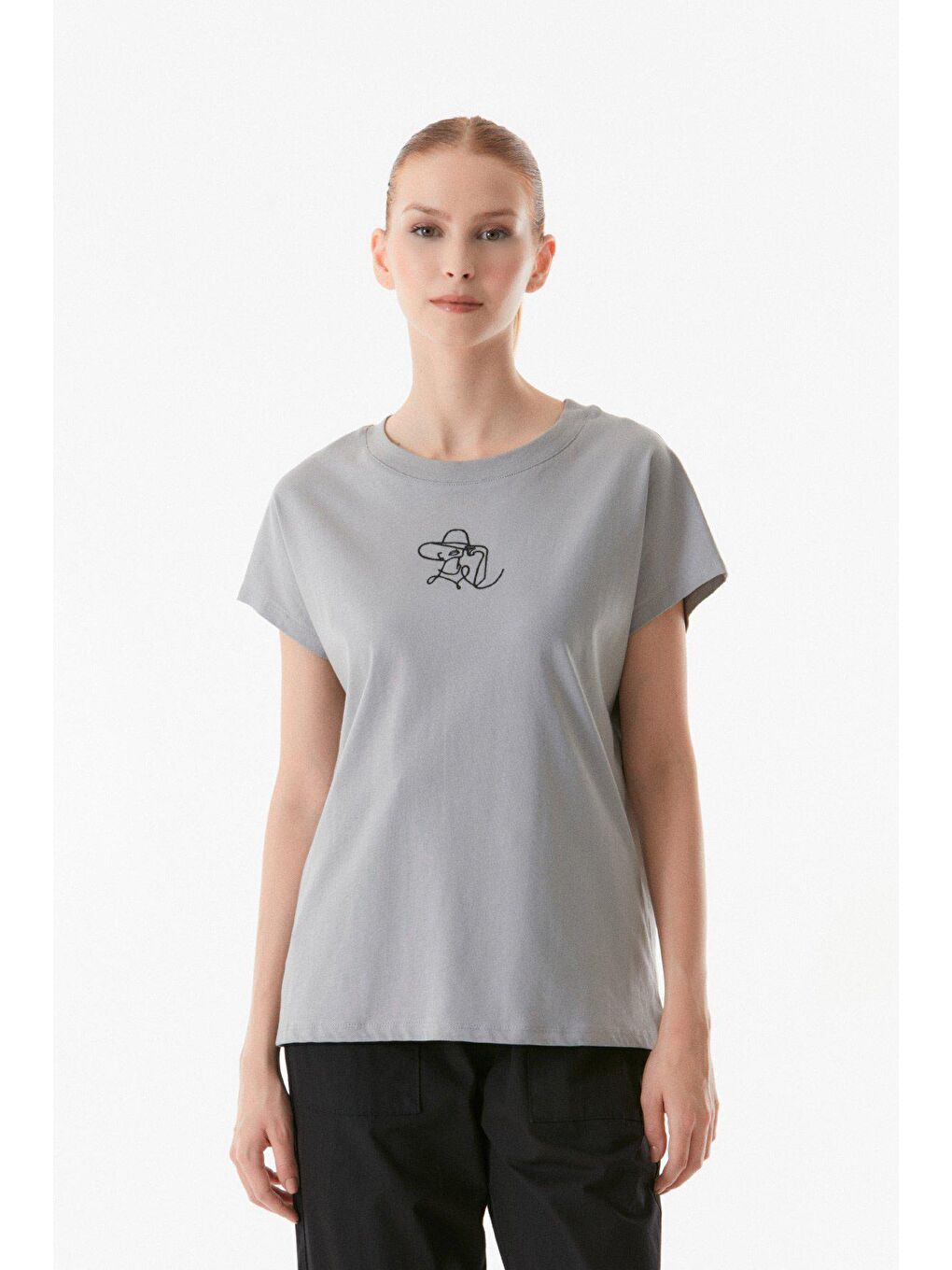 Gri Nakışlı Bisiklet Yaka Tişört