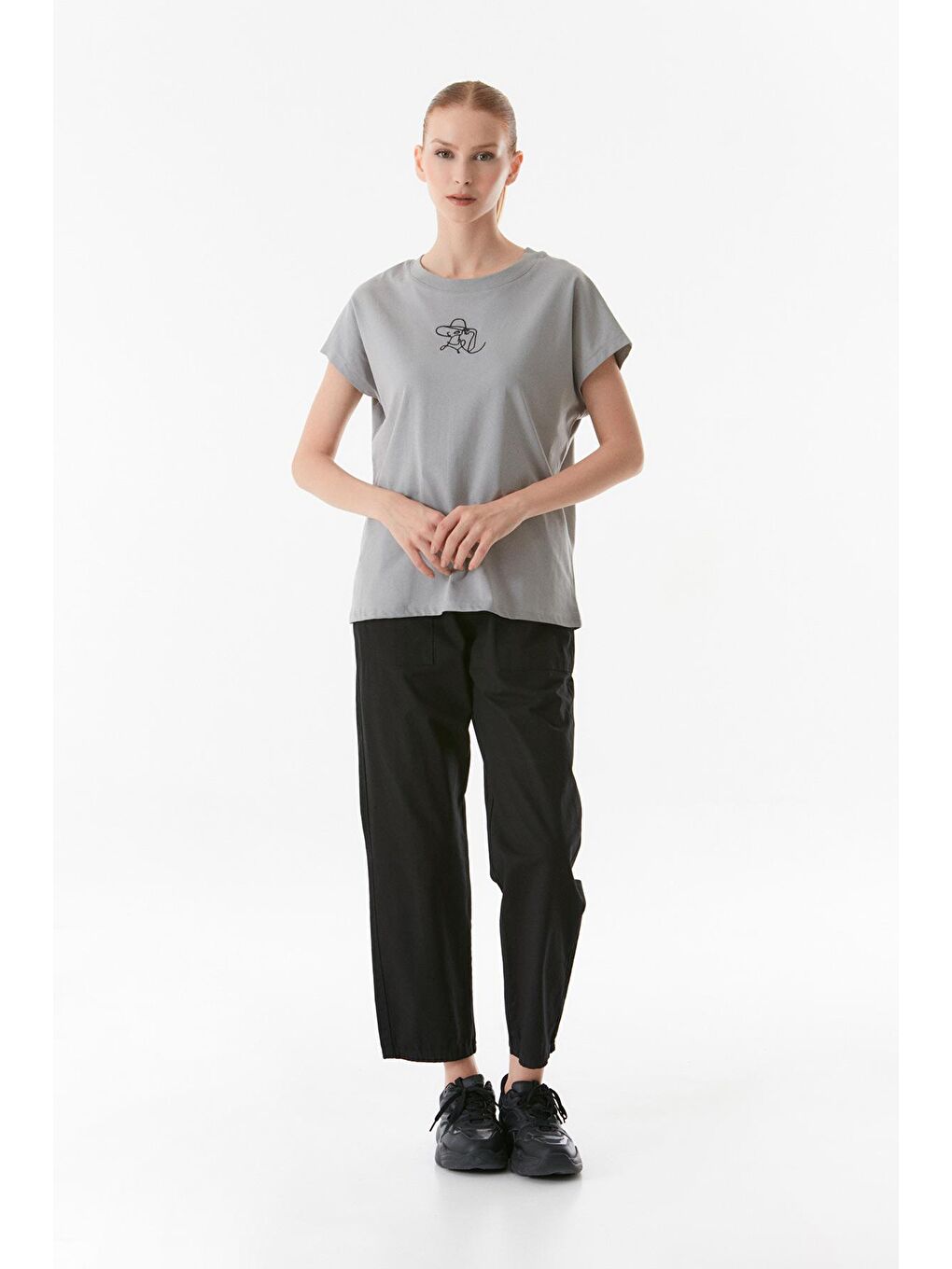 Gri Nakışlı Bisiklet Yaka Tişört-1