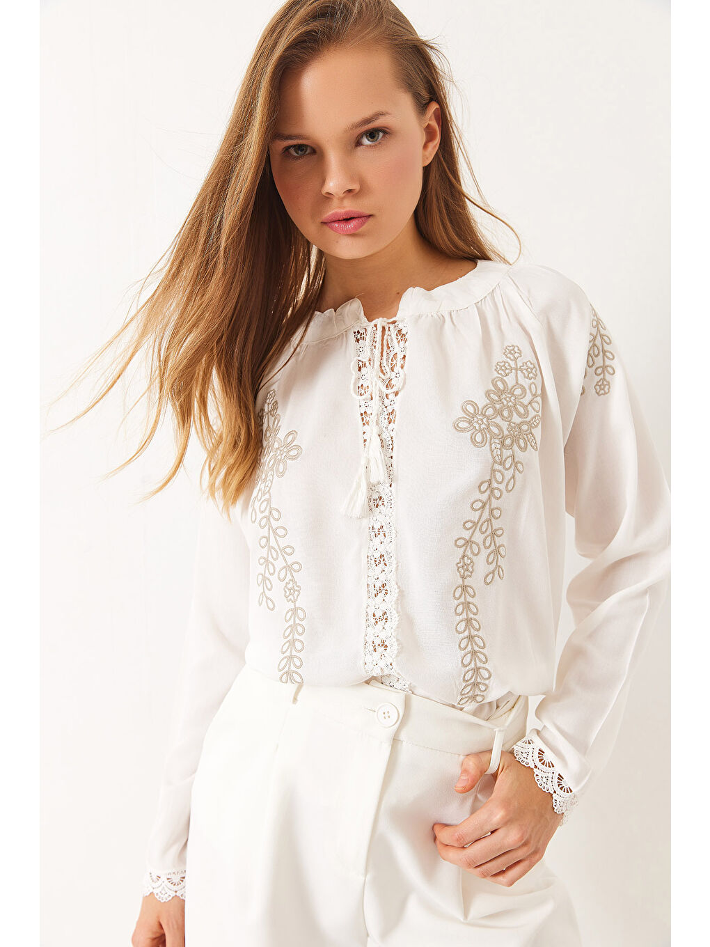 Beyaz Kadın Dantel ve Nakışlı Yakası Bağlamalı Bluz