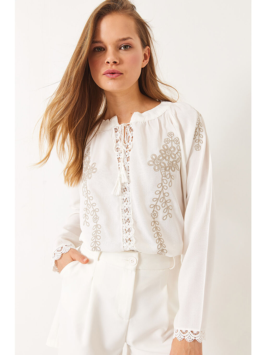 Beyaz Kadın Dantel ve Nakışlı Yakası Bağlamalı Bluz-1