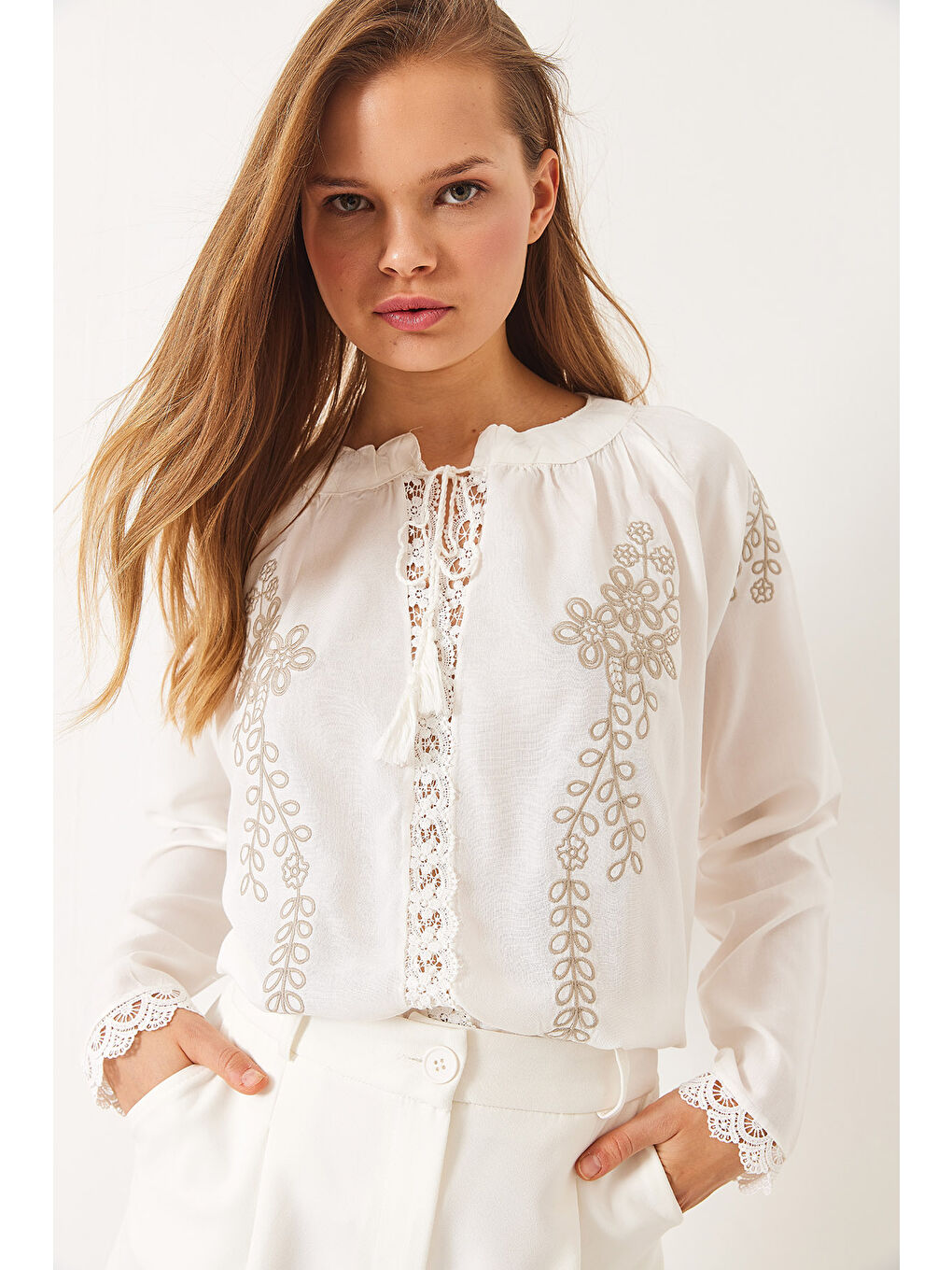 Beyaz Kadın Dantel ve Nakışlı Yakası Bağlamalı Bluz-2