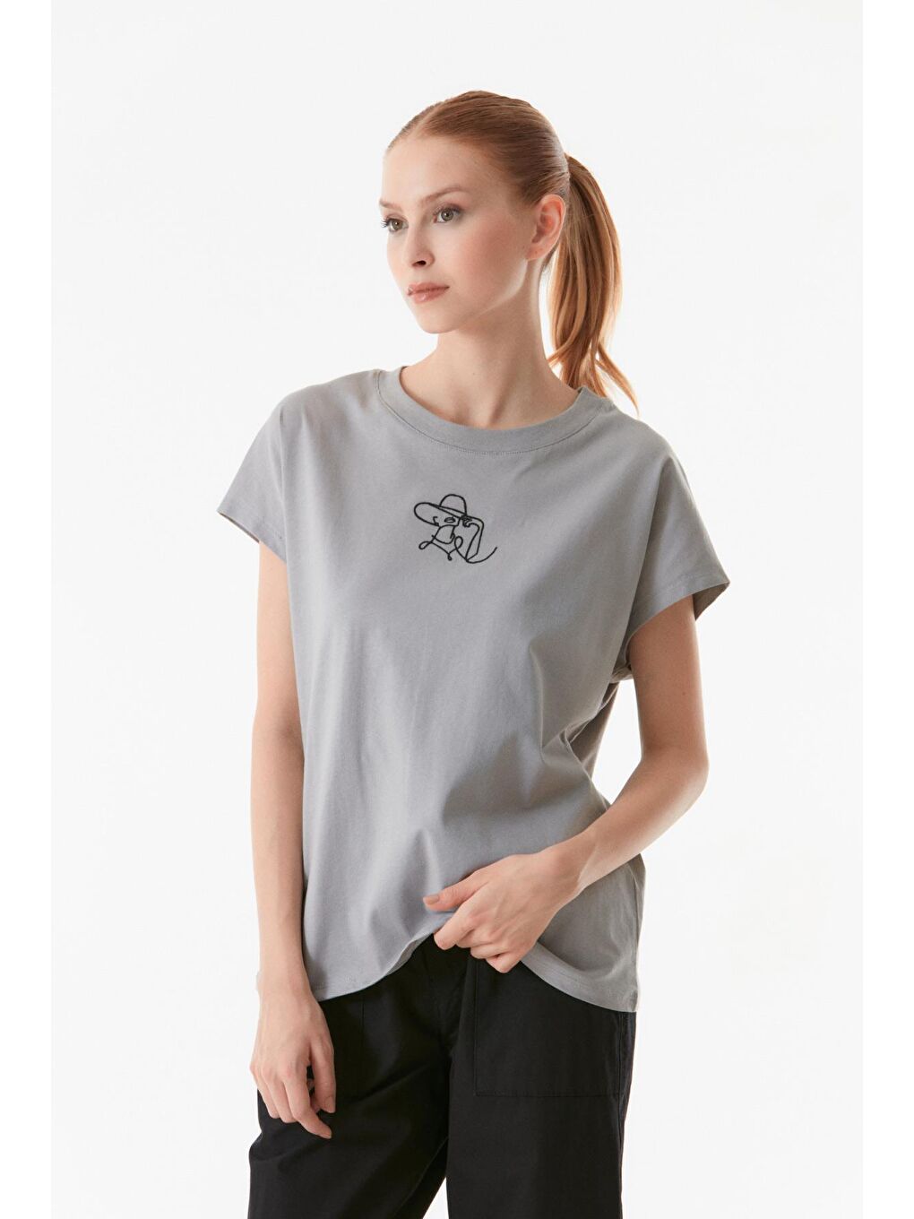 Gri Nakışlı Bisiklet Yaka Tişört-2