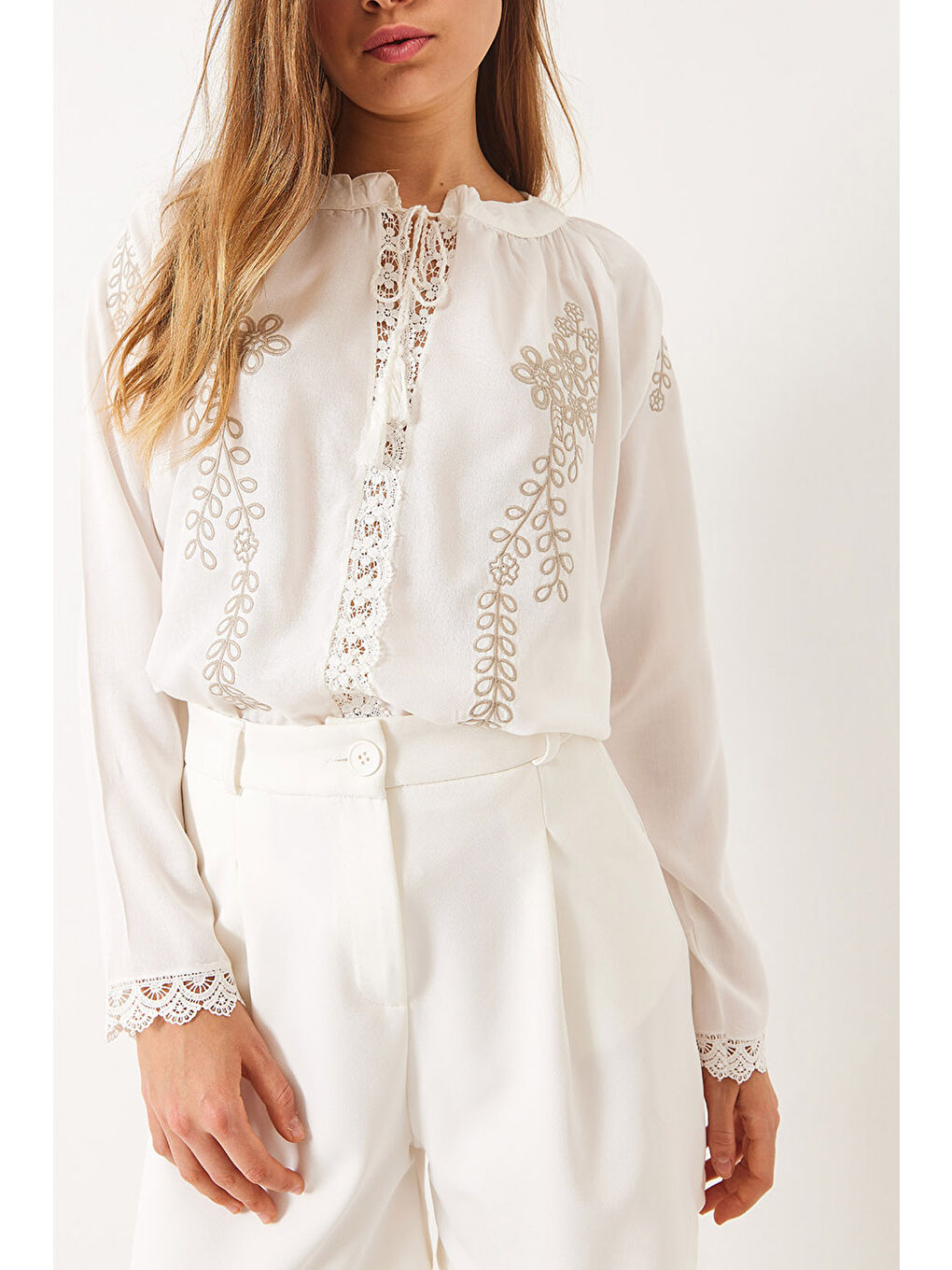 Beyaz Kadın Dantel ve Nakışlı Yakası Bağlamalı Bluz-3