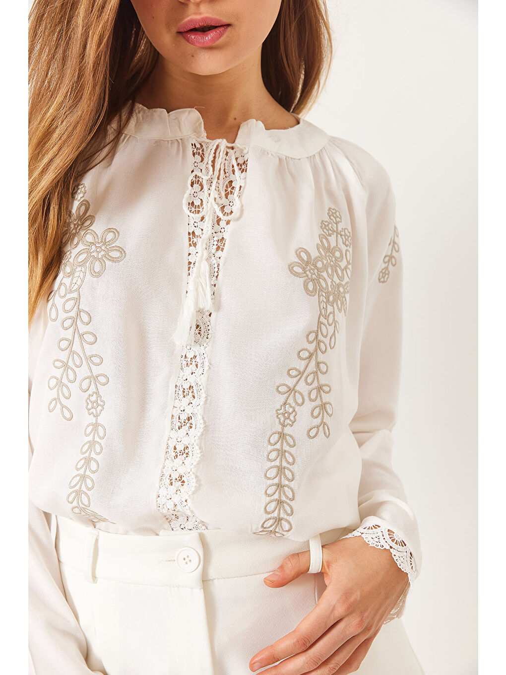 Beyaz Kadın Dantel ve Nakışlı Yakası Bağlamalı Bluz-4