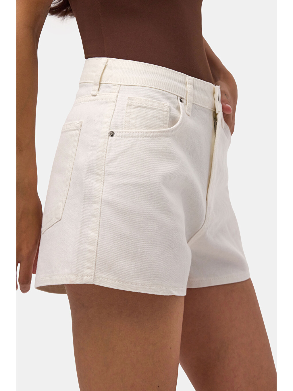 Kadın Kırık Beyaz 7s6-101 Mini Mom Denim Şort-4