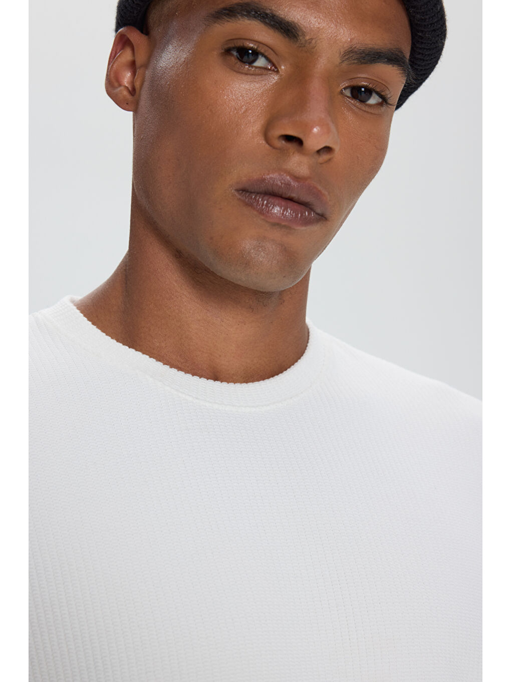 Erkek Ekru Pamuklu Slim Fit Bisiklet Yaka Jakarlı Esnek Tişört-3