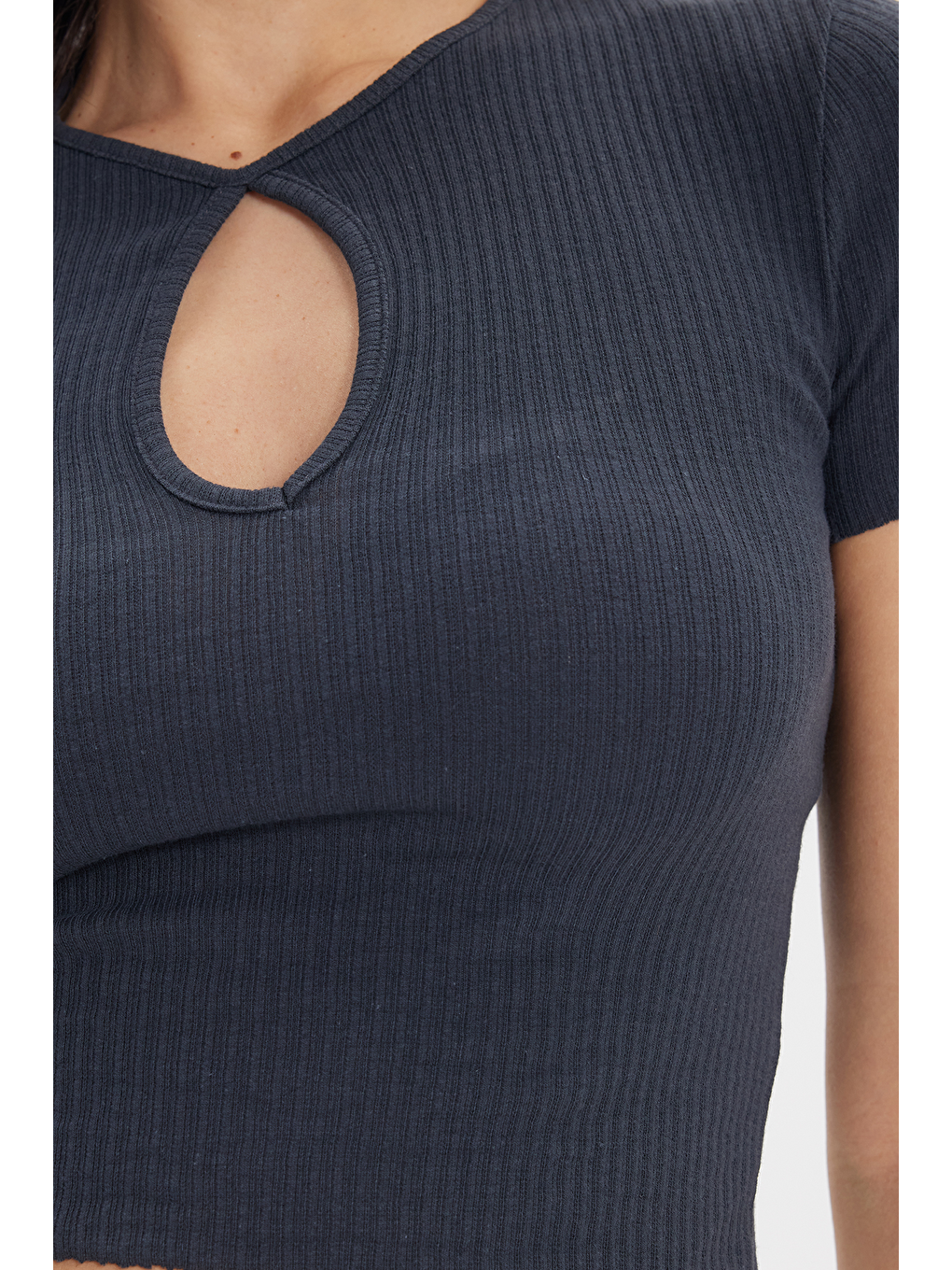 Kadın Slim Fit Dar Kesim %100 Pamuk Bisiklet Yaka Kısa Kol Antrasit Crop-6