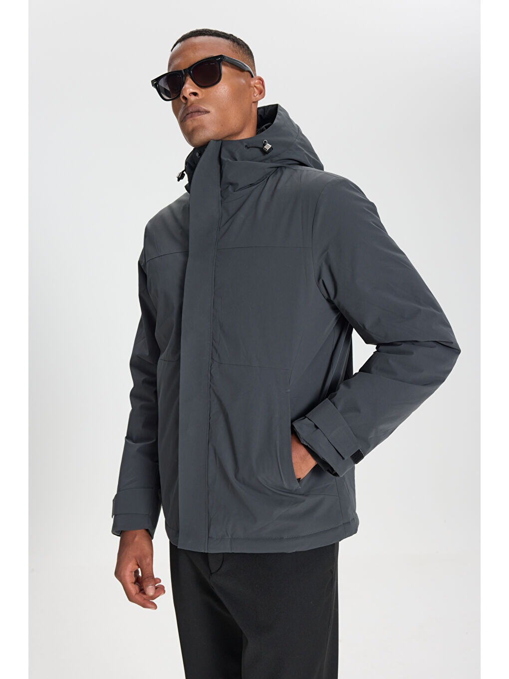 Erkek Gri Standart Fit Normal Kesim Kapüşonlu Softshell Fermuarlı Yan Cepli Mont-3