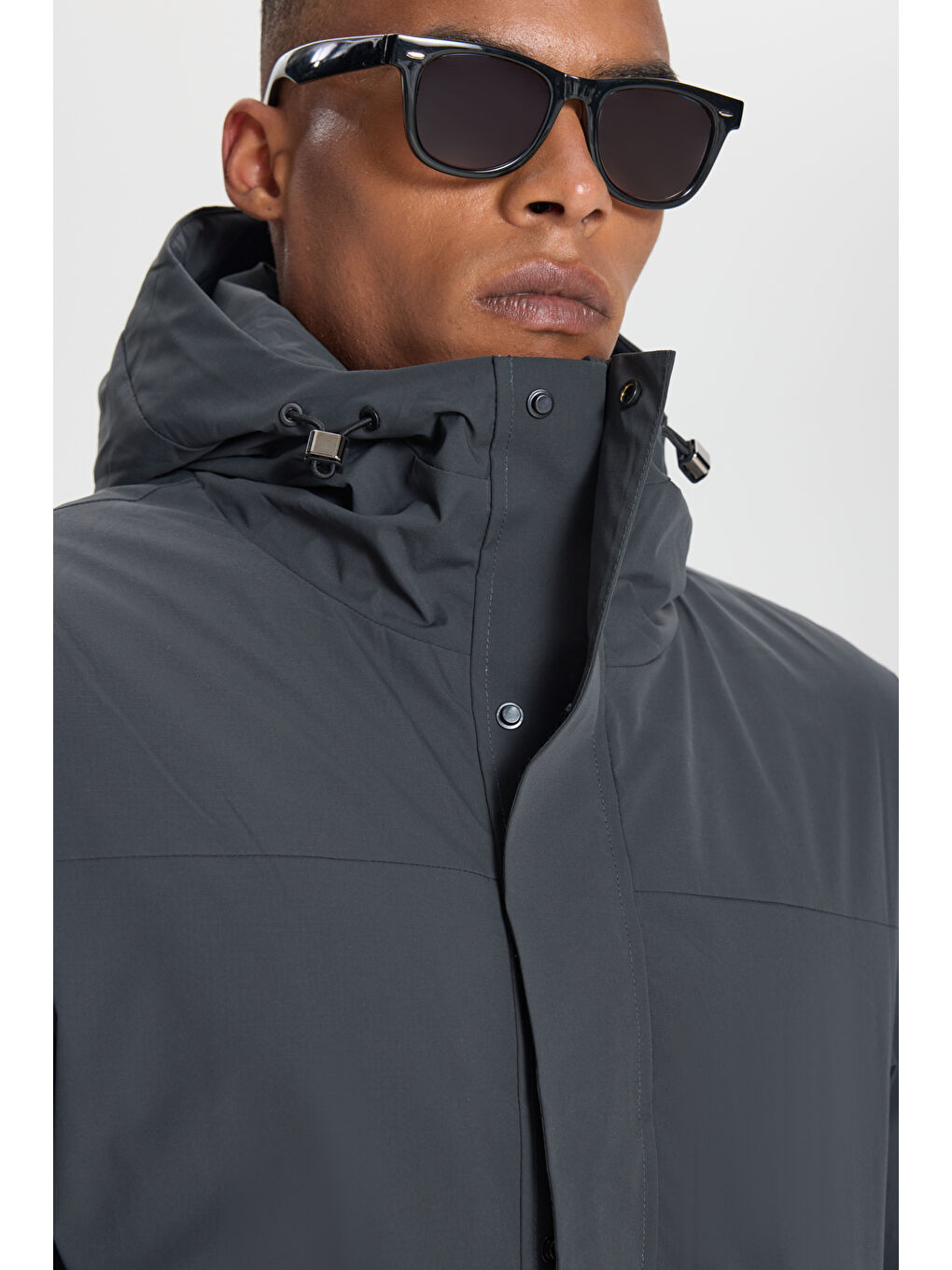 Erkek Gri Standart Fit Normal Kesim Kapüşonlu Softshell Fermuarlı Yan Cepli Mont-4