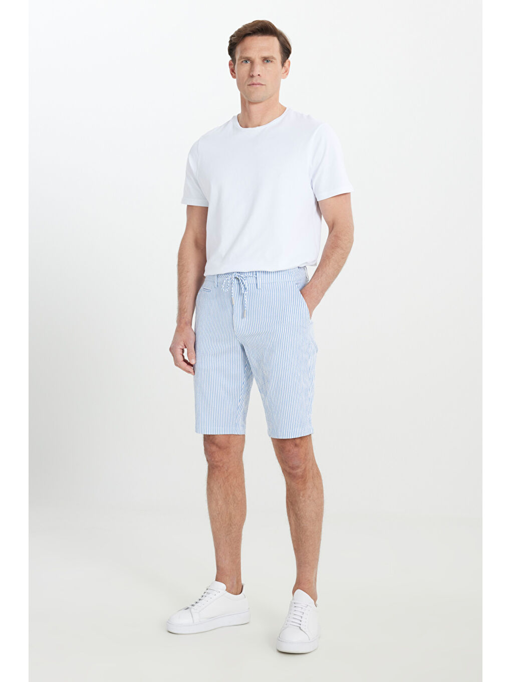 Erkek Beyaz-Mavi Slim Fit Dar Kesim Yan Cepli Gofre Desenli Şort-1