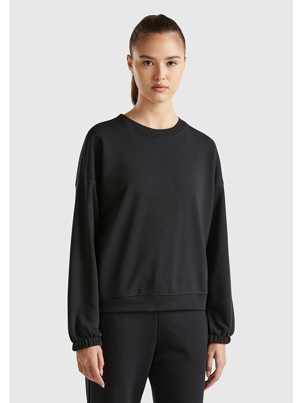 Kadın Siyah Pamuk Karışımlı Etek Ucu Logo Etiketli Kabarık Kol Sweatshirt