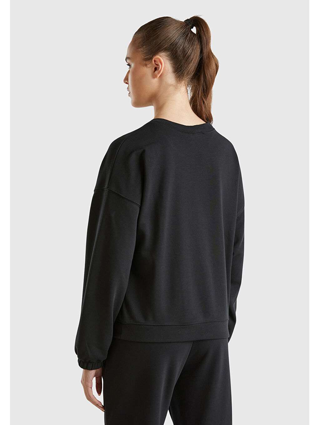 Kadın Siyah Pamuk Karışımlı Etek Ucu Logo Etiketli Kabarık Kol Sweatshirt-1