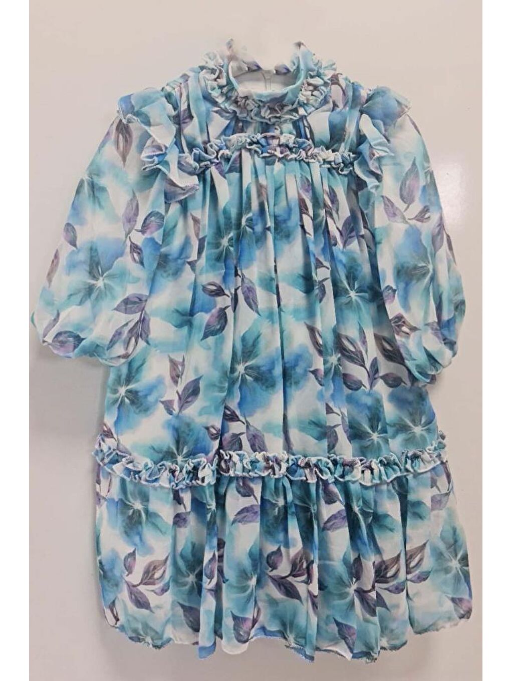 Kız Çocuk Yakası ve Omuzları Fırfır Detaylı Çiçek İşlemeli Pliseli Mavi Elbise