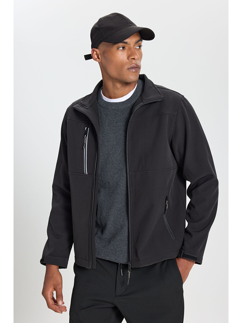 Erkek Siyah Softshell Standart Fit Normal Kesim Dik Yaka Fermuarlı Yan Cepli Mont