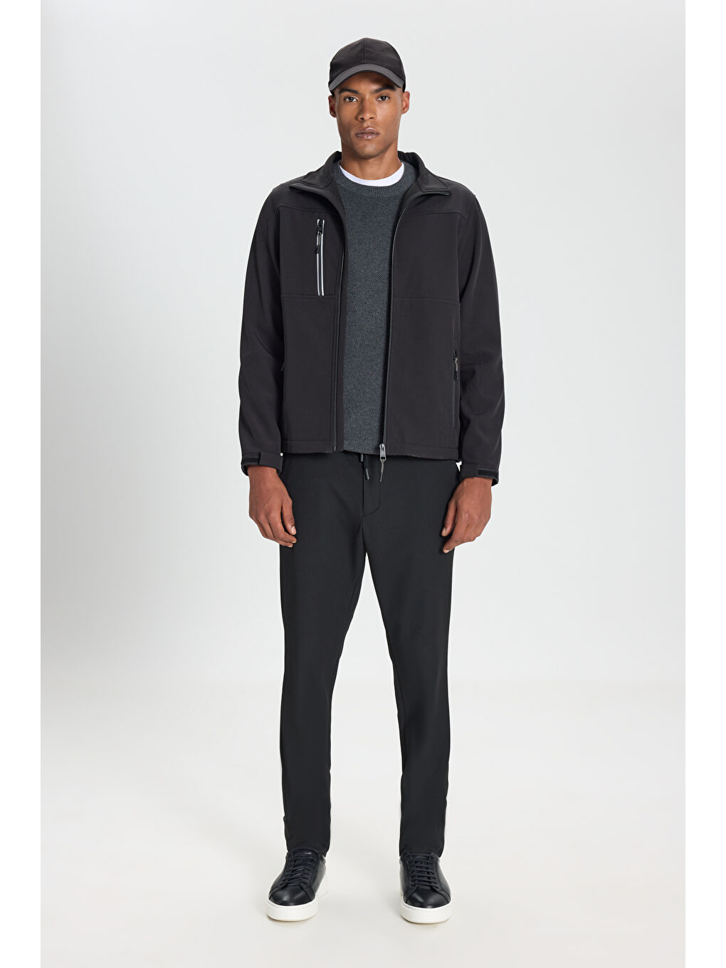 Erkek Siyah Softshell Standart Fit Normal Kesim Dik Yaka Fermuarlı Yan Cepli Mont-1