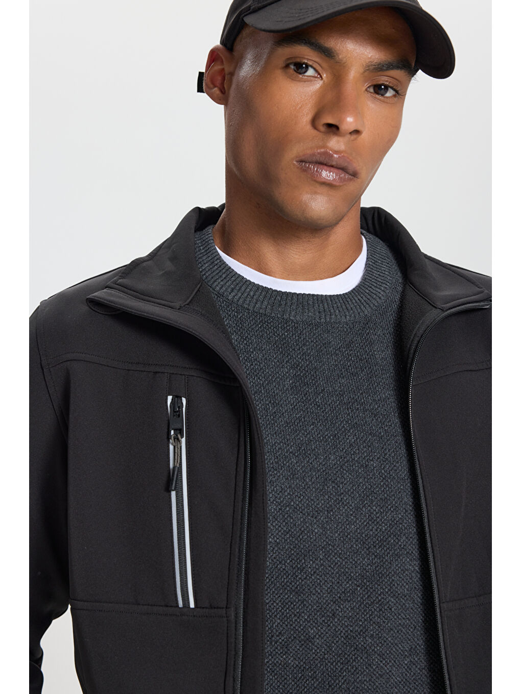 Erkek Siyah Softshell Standart Fit Normal Kesim Dik Yaka Fermuarlı Yan Cepli Mont-2