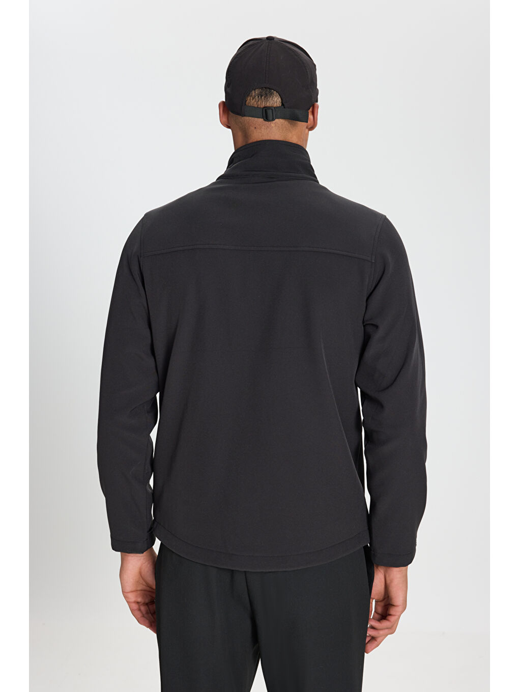 Erkek Siyah Softshell Standart Fit Normal Kesim Dik Yaka Fermuarlı Yan Cepli Mont-3