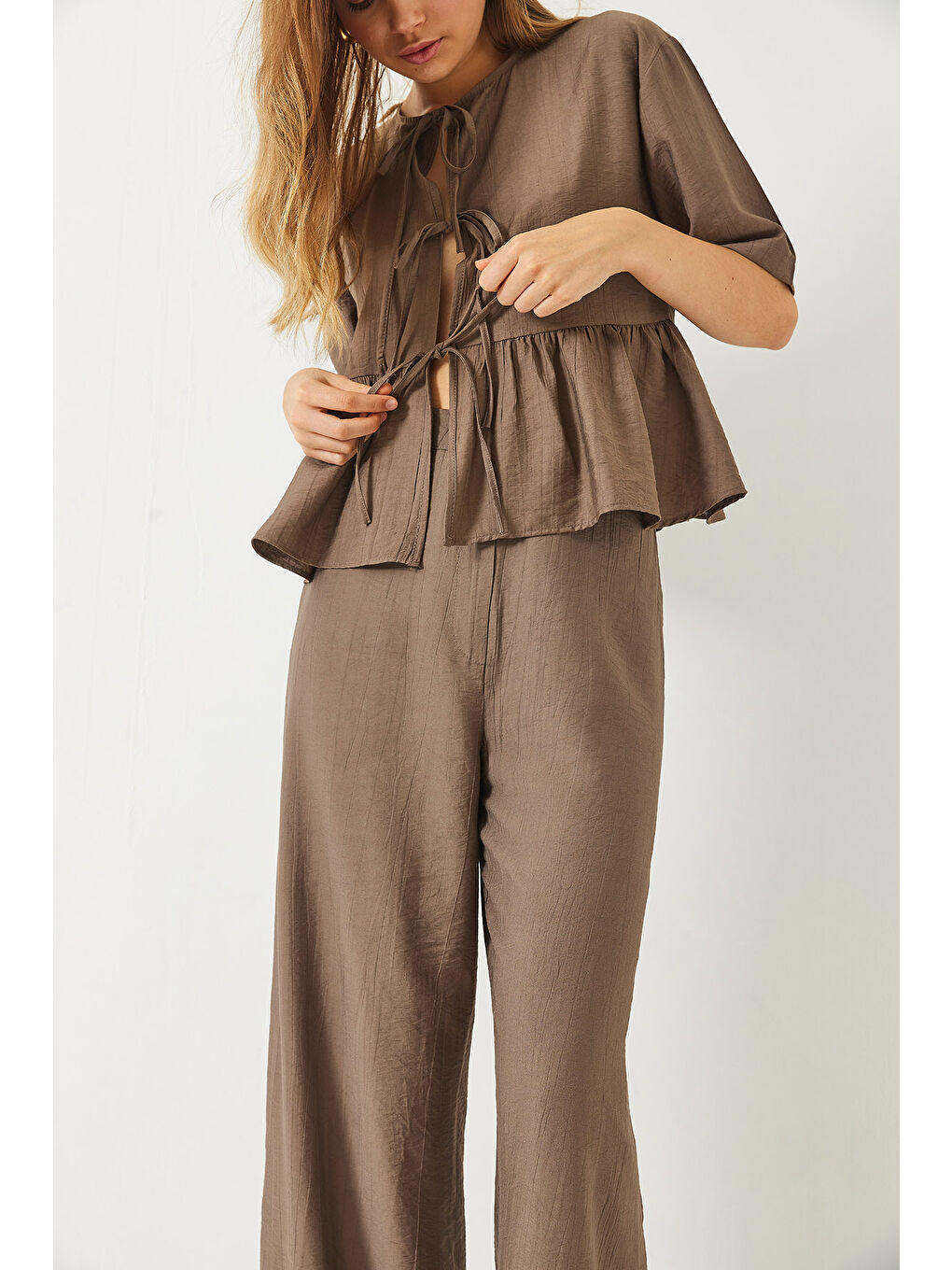 Bej Kadın Bağlama Detaylı Kısa Kollu Bluz Pantolon Alt-Üst Takım-4