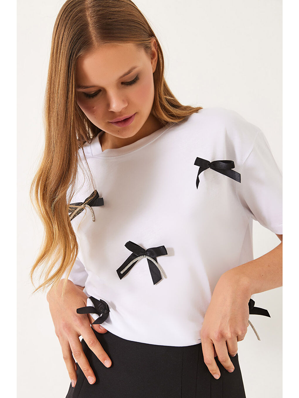 Beyaz Kadın Saten Kurdela Aksesuarlı Taş Detaylı T-Shirt