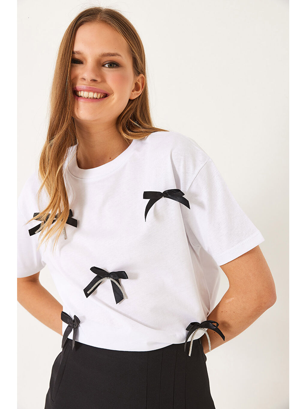 Beyaz Kadın Saten Kurdela Aksesuarlı Taş Detaylı T-Shirt-1