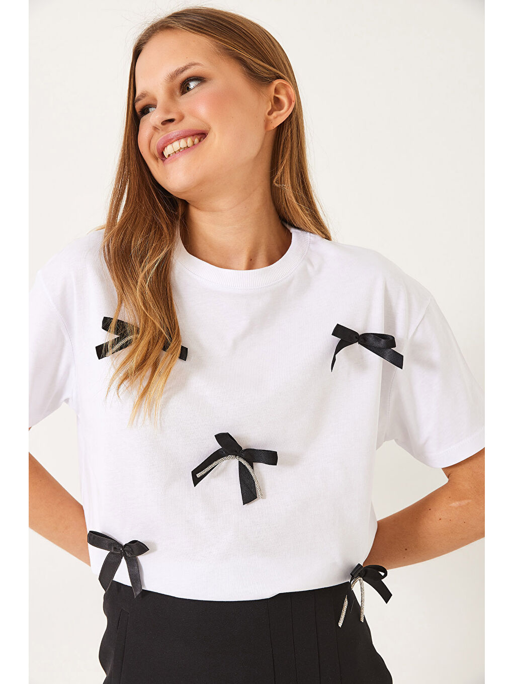 Beyaz Kadın Saten Kurdela Aksesuarlı Taş Detaylı T-Shirt-2