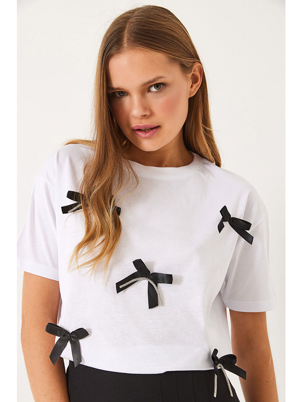Beyaz Kadın Saten Kurdela Aksesuarlı Taş Detaylı T-Shirt-4