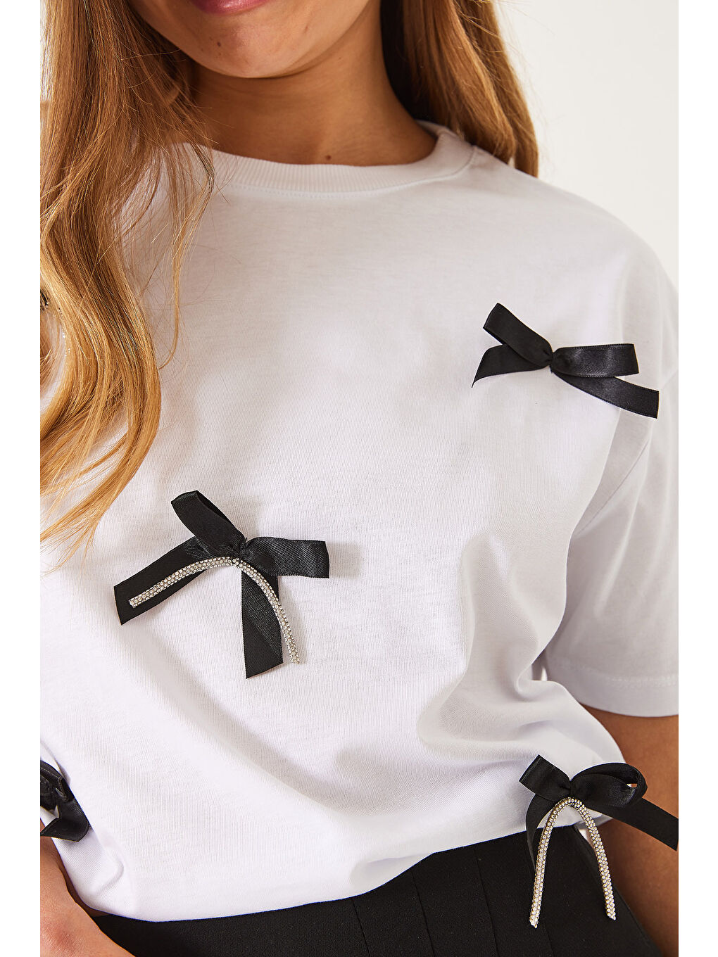Beyaz Kadın Saten Kurdela Aksesuarlı Taş Detaylı T-Shirt-5
