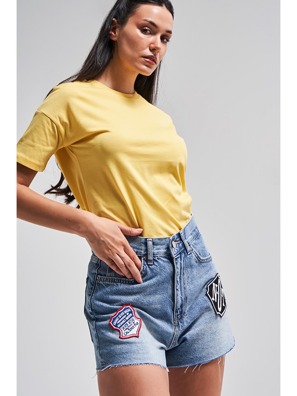 Kadın Mavi Renk 2s5-84 Mini Boy Arma Nakış Detaylı %100 Pamuk Mom Fit Denim Şort-1