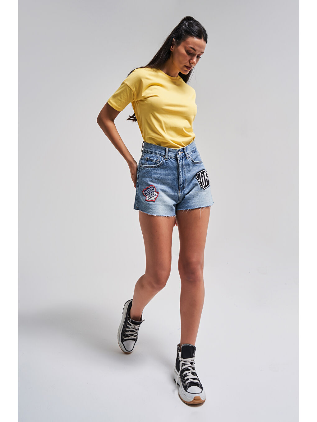 Kadın Mavi Renk 2s5-84 Mini Boy Arma Nakış Detaylı %100 Pamuk Mom Fit Denim Şort-3