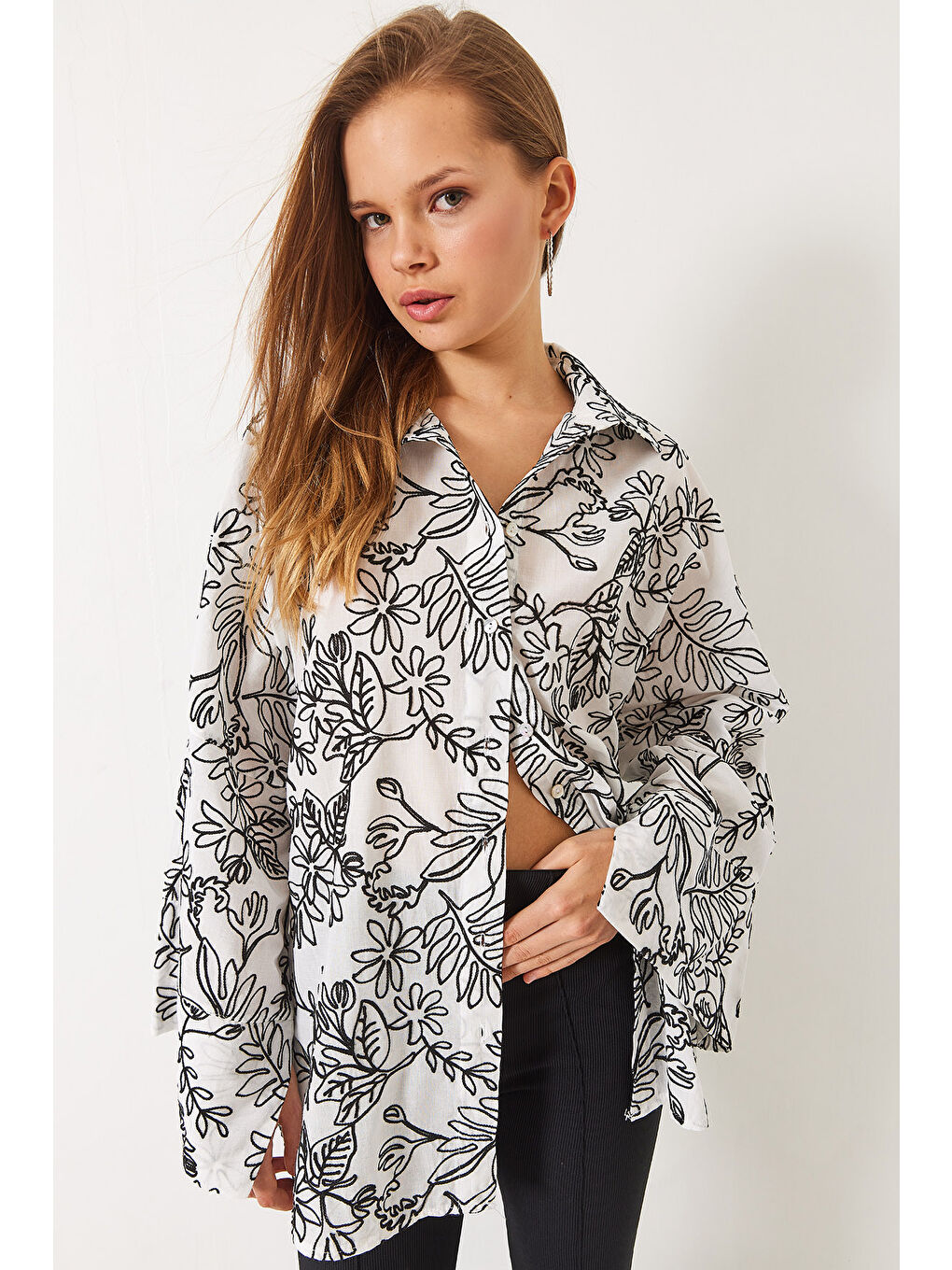 Beyaz Kadın Nakışlı Büyük Manşetli Oversize Gömlek-1