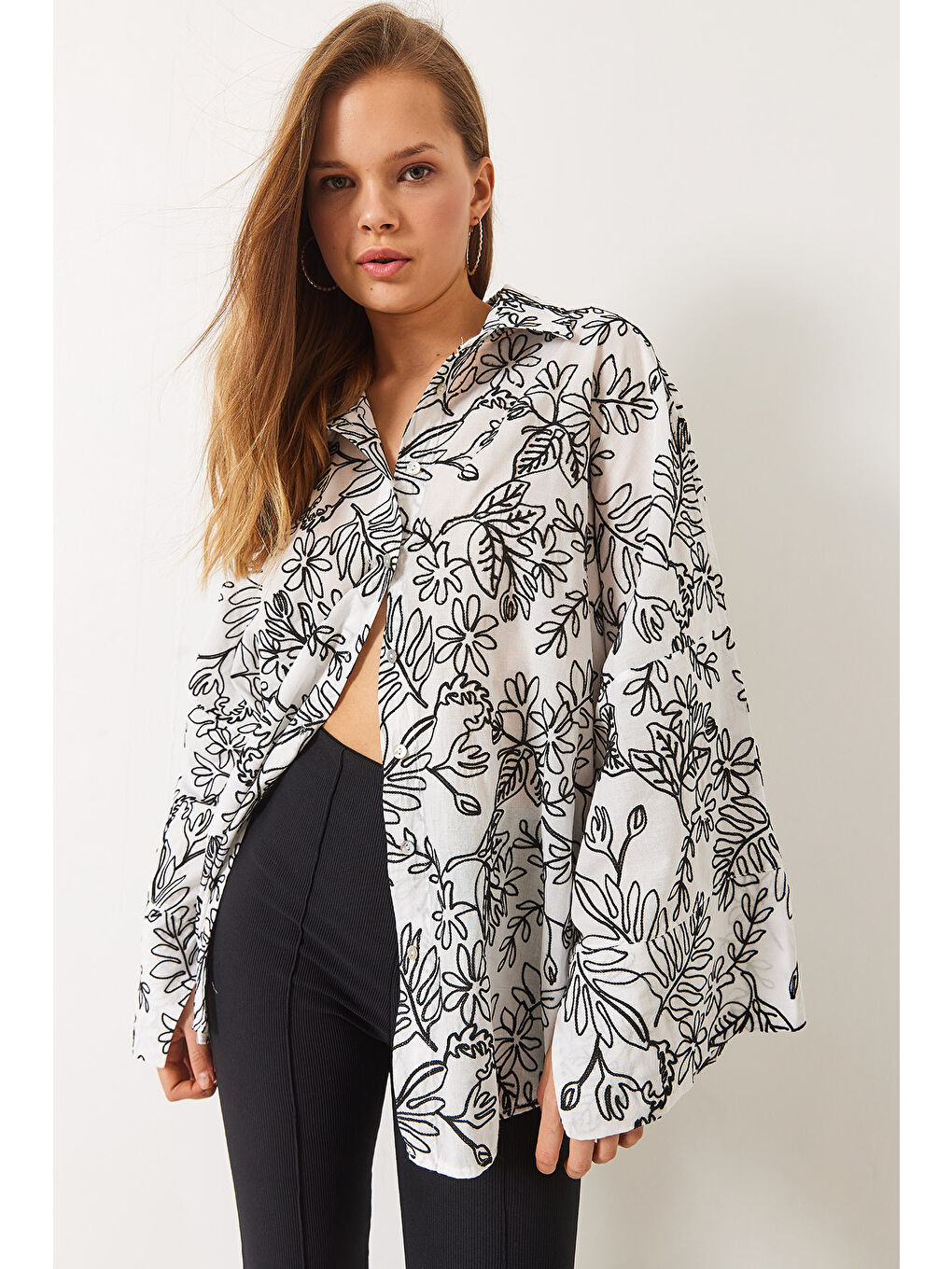 Beyaz Kadın Nakışlı Büyük Manşetli Oversize Gömlek-3