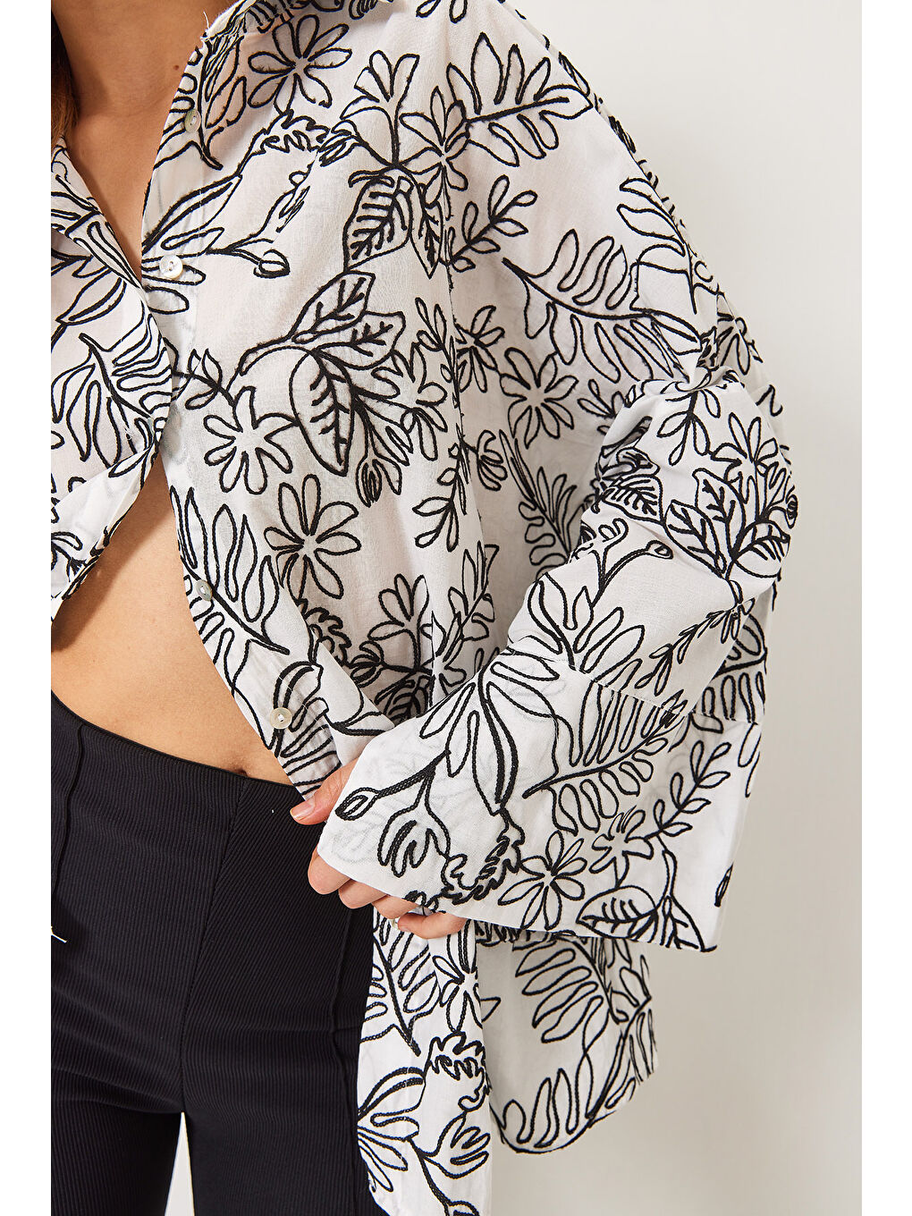 Beyaz Kadın Nakışlı Büyük Manşetli Oversize Gömlek-5