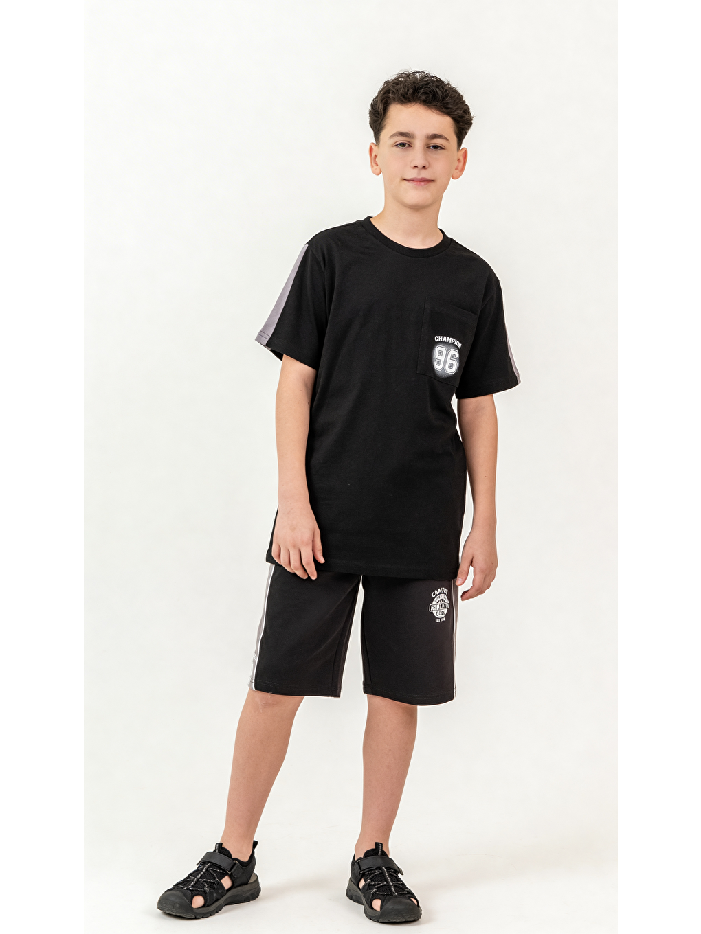 Siyah Üst Ön Cep Baskılı Kollar Garnili Alt Yanlar Garnili Erkek Çocuk Şort - Tişört Takımı