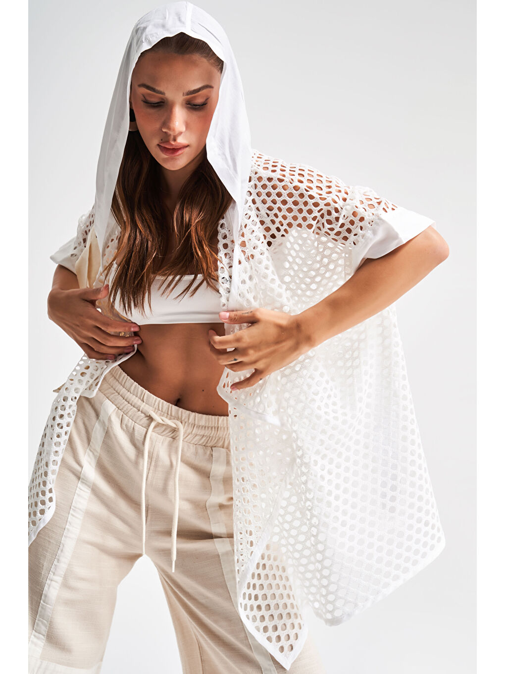 Kadın Ekru Renk Kumaş Özellikli Kapüşonlu Tasarım Pareo Yelek-3