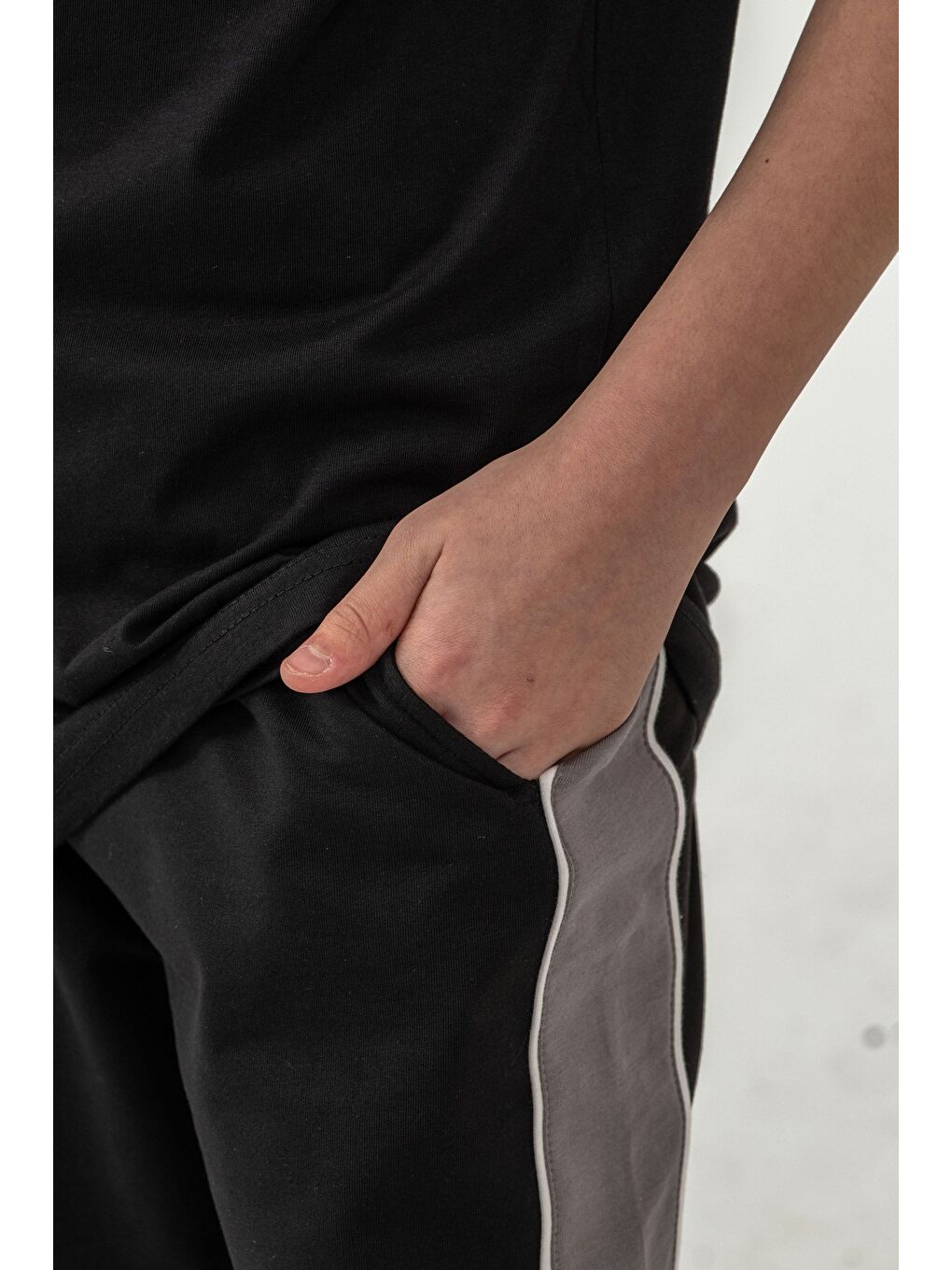 Siyah Üst Ön Cep Baskılı Kollar Garnili Alt Yanlar Garnili Erkek Çocuk Şort - Tişört Takımı-4