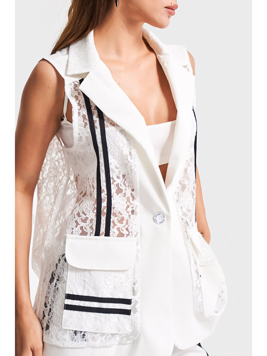 Kadın Ekru Renk Beyaz Dantel Detaylı Uzun Boy Sıfır Kol Tasarım Yelek-2