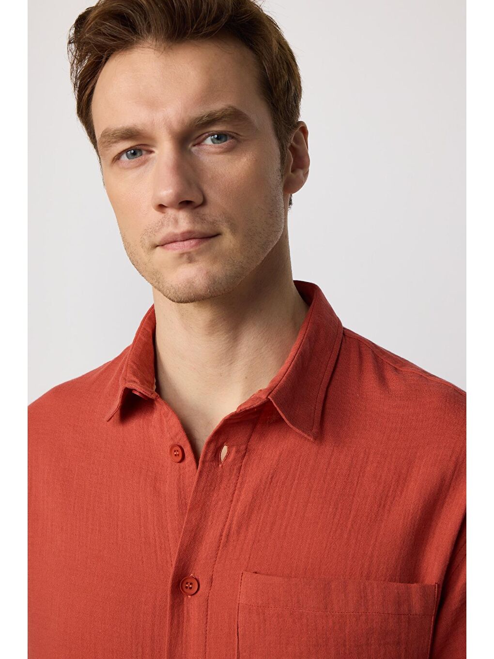 Kahverengi Relax Fit Kısa Kollu Rahat Kesim Müslin Kumaş %100 Pamuk Tek Cep Yazlık Düz Kiremit Erkek Gömlek-1