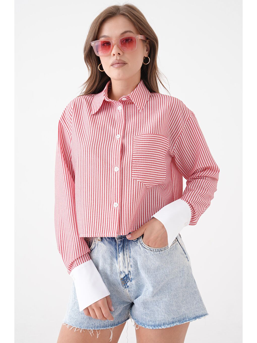 Kırmızı Kadın Çizgili Relax Fit Tek Cep Dokuma Crop Gömlek - Manşeti Beyaz