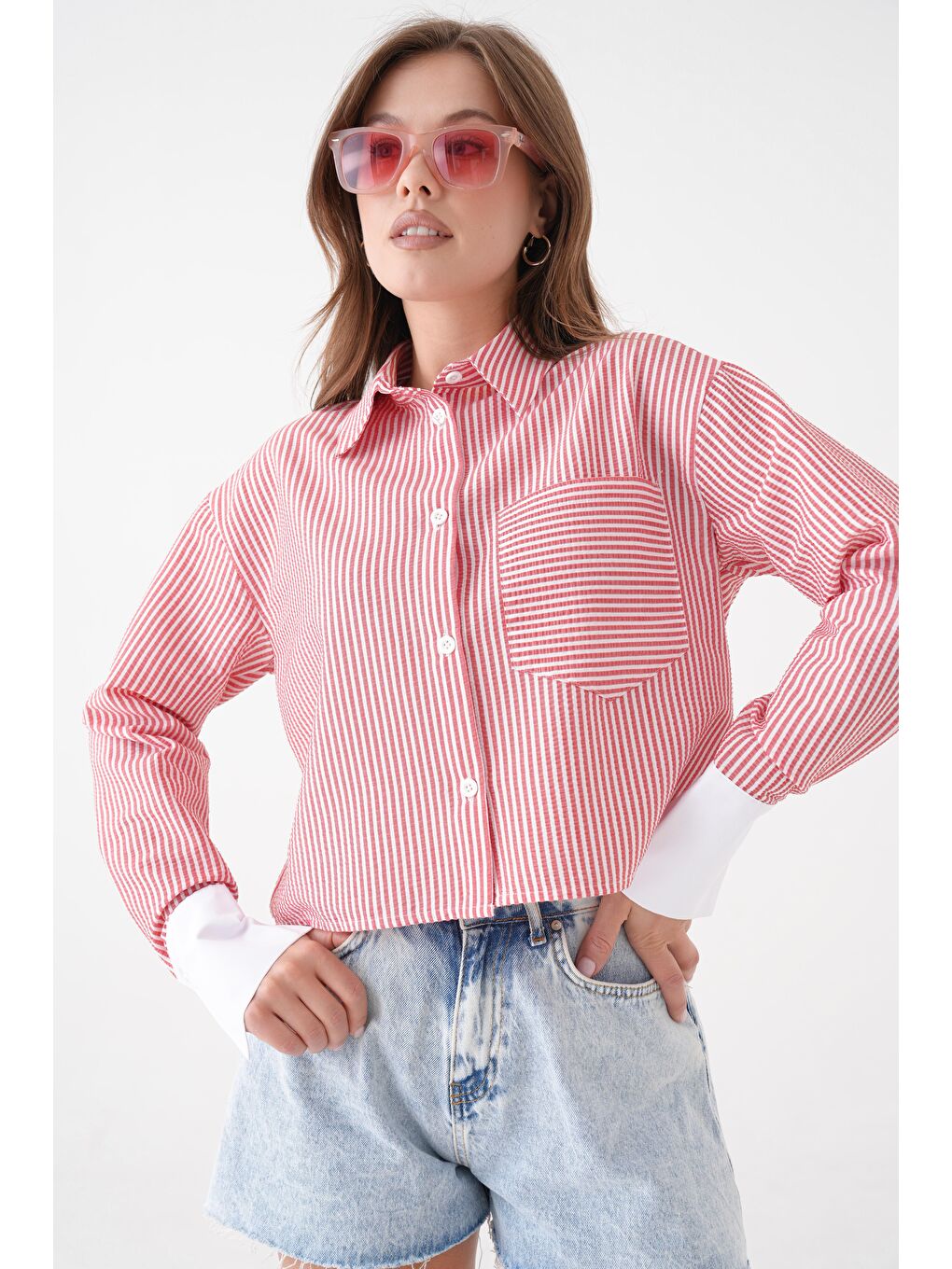 Kırmızı Kadın Çizgili Relax Fit Tek Cep Dokuma Crop Gömlek - Manşeti Beyaz-1