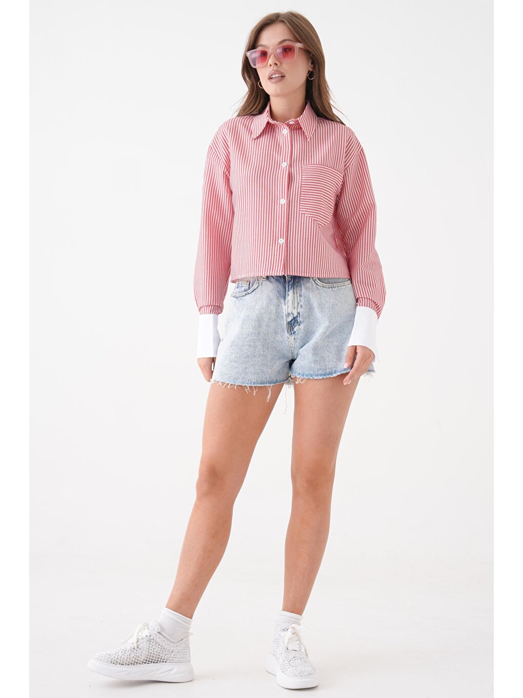 Kırmızı Kadın Çizgili Relax Fit Tek Cep Dokuma Crop Gömlek - Manşeti Beyaz-2