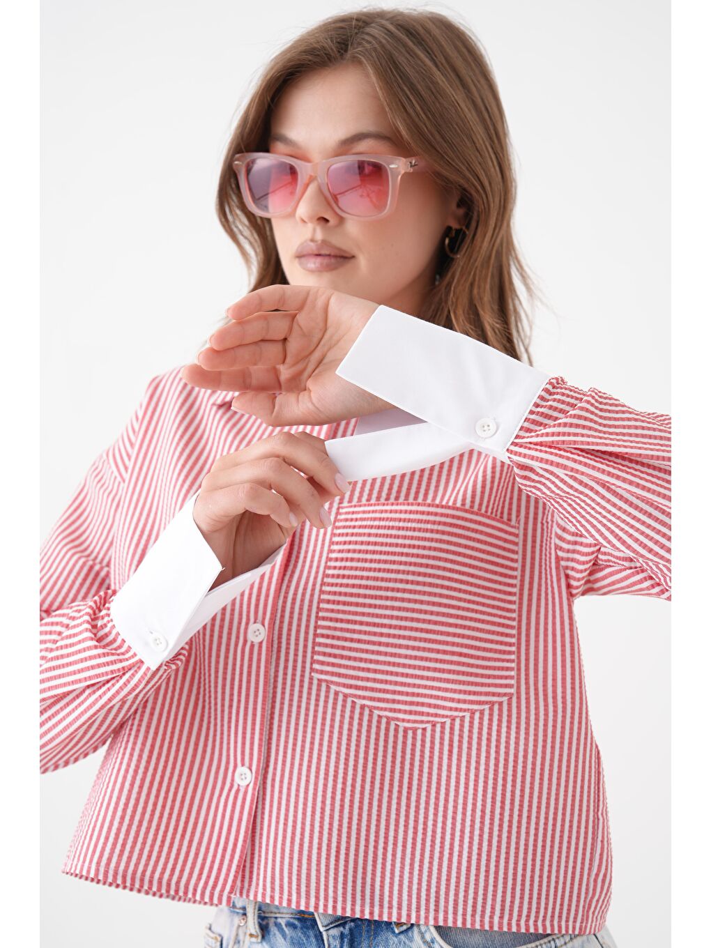 Kırmızı Kadın Çizgili Relax Fit Tek Cep Dokuma Crop Gömlek - Manşeti Beyaz-3