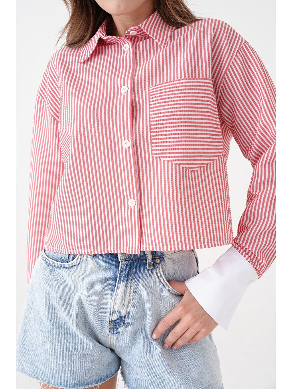Kırmızı Kadın Çizgili Relax Fit Tek Cep Dokuma Crop Gömlek - Manşeti Beyaz-4