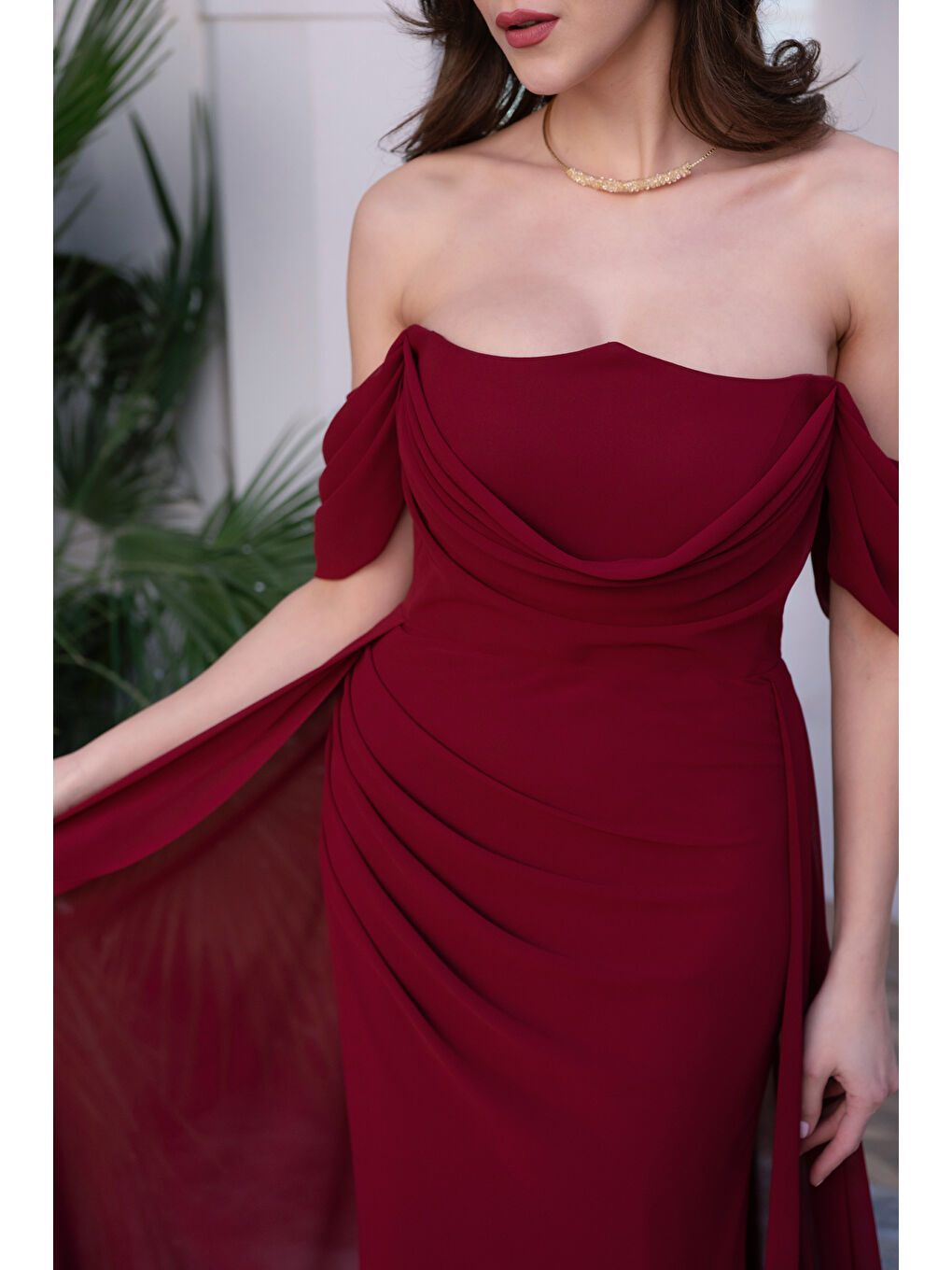 Kadın Bordo Kayık Yaka Kuyruklu Uzun Şifon Abiye Elbise-4
